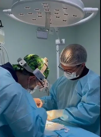 Cirurgia veterinária em andamento no centro cirúrgico da Pet Master, em Salvador