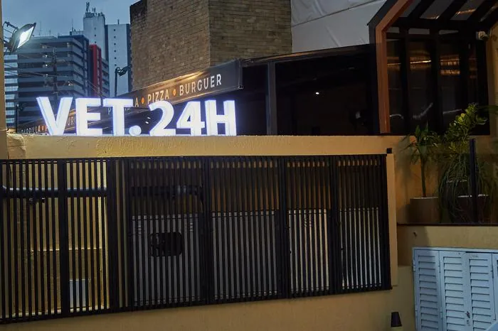 Letreiro VET 24H aceso na fachada