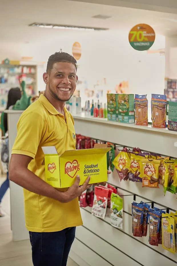 Funcionário repondo produtos na Loja