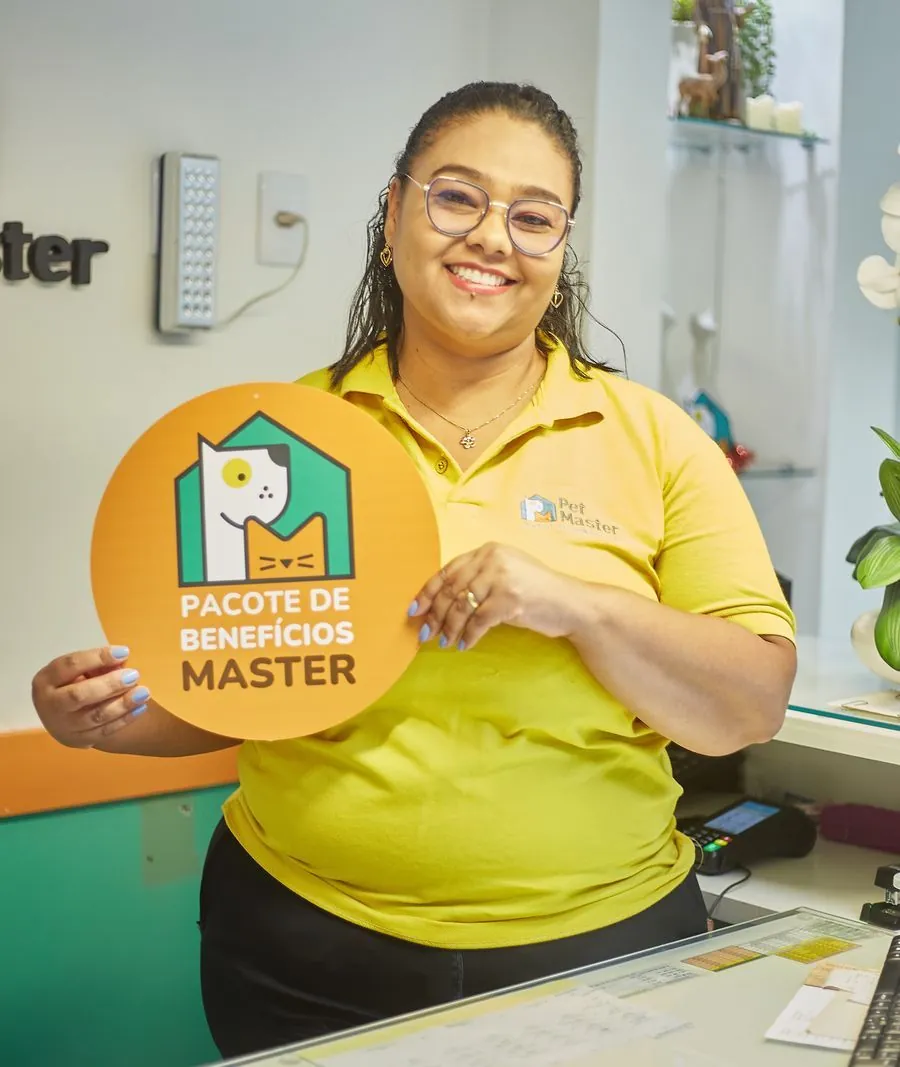 Atendente da Pet Master com a placa do Pacote de Benefícios Master