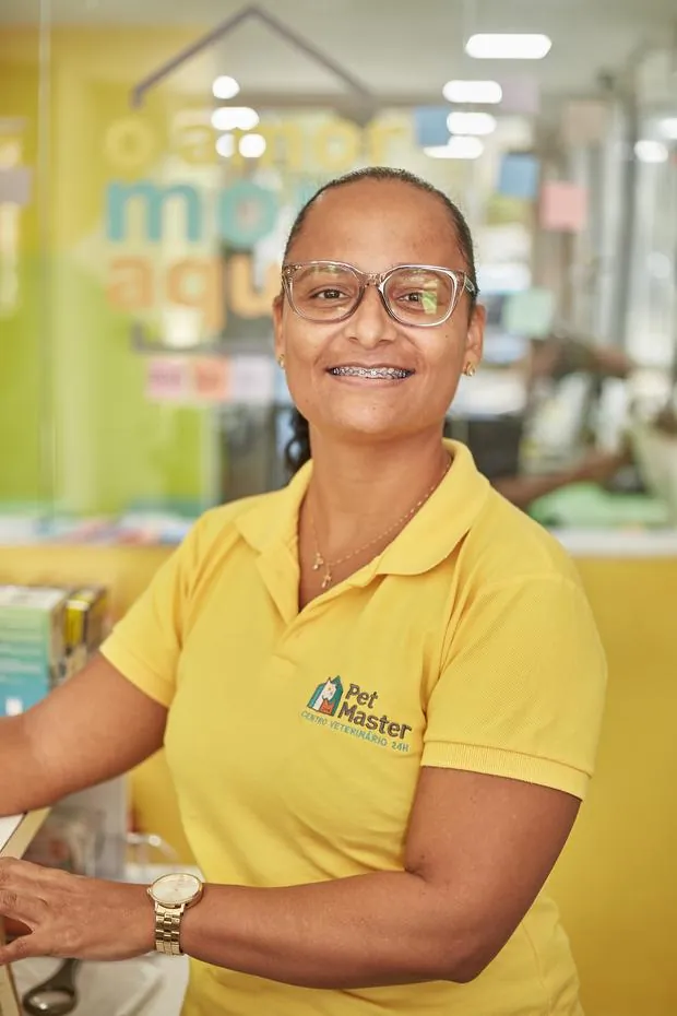 Atendente da Pet Master na recepção